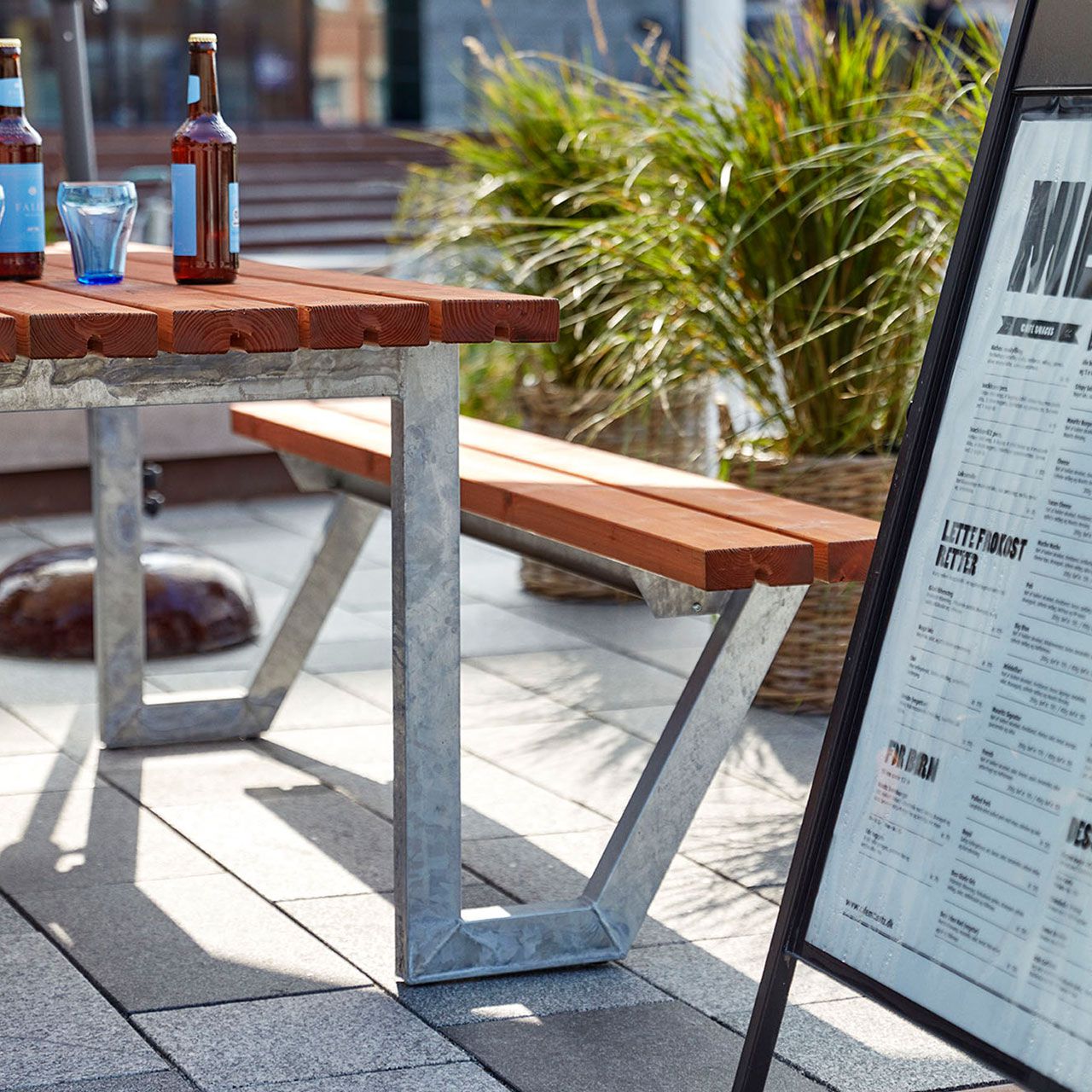 A2024_Picknicktisch_mit_Baenken_WEGA_Holz_Metall_teak_3_1280x1280.jpg